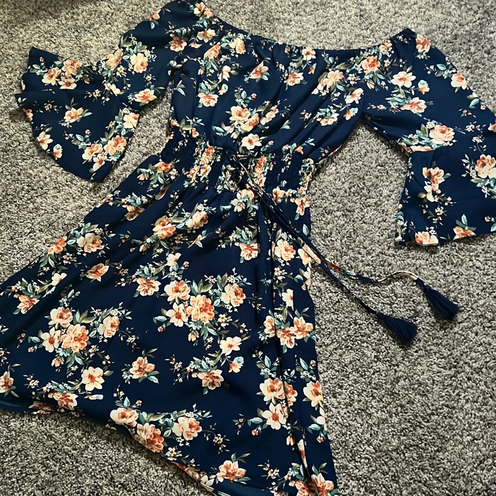 Cute flowery summer dress, size medium, bell sleeve